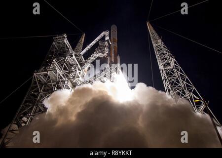 Die US Air Force erfolgreich gestartet Der 9. Boeing gebauten Wideband Global SATCOM Satelliten an Bord einer United Launch Alliance entwickelt Delta IV-Rakete von Space Launch Complex 37B, Cape Canaveral Air Force Station in Florida um 8:18 Uhr EDT. WGS Satelliten spielen eine wesentliche Rolle bei der taktischen und strategischen Koordinierung der militärischen Operationen. Mit dieser Produkteinführung, WGS-9 signifikant die aktuelle Wgs Konstellation erhöhen durch bessere Kommunikation Kapazität und Abdeckung. Stockfoto