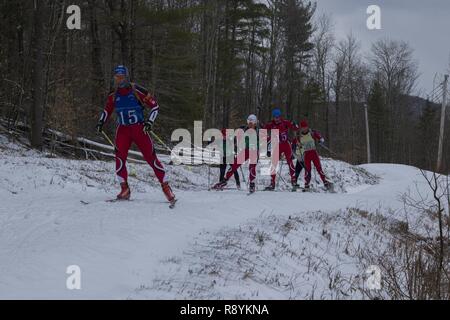 Von links nach rechts, U.S. Army Staff Sgt. Jeremy Teela, Sgt. 1. Klasse Shawn Blanke, Chief Warrant Officer 3 Eric Kreitzer, und 1 Sgt. Gerald Robinson, alle mit der Utah National Guard, konkurrieren in der Patrol-Rennen im Camp Ethan Allen Training Website, Jericho, Vt, 9. März 2017. Rund 120 Athleten aus 23 verschiedenen Staaten beteiligen sich an den 2017 Chief National Guard Bureau Biathlon Meisterschaft. Stockfoto