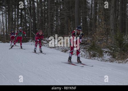 Von links nach rechts, U.S. Army Sgt. Samantha Miller, 1. Lt. Rebecca Doucette, Staff Sgt. Tylene Puro, und Kapitän Barbara Blanke, alle mit der Utah National Guard, konkurrieren in der Patrol-Rennen im Camp Ethan Allen Training Website, Jericho, Vt, 9. März 2017. Rund 120 Athleten aus 23 verschiedenen Staaten beteiligen sich an den 2017 Chief National Guard Bureau Biathlon Meisterschaft. Stockfoto