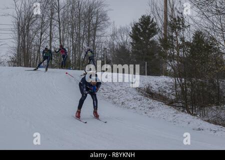 Us-Armee SPC. Tadgh Nakada, gefolgt von Pvt. Everett Darrow, 1 Lt Erik Gorman, und Pfc. Travis Cooper, alle mit der Alaska National Guard, konkurrieren in der Patrol-Rennen im Camp Ethan Allen Training Website, Jericho, Vt, 9. März 2017. Rund 120 Athleten aus 23 verschiedenen Staaten beteiligen sich an den 2017 Chief National Guard Bureau Biathlon Meisterschaft. Stockfoto