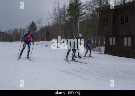 Von links nach rechts, US Army 1st Lieutenant Erik Gorman, Pvt. Everett Darrow, Pfc. Travis Cooper und SPC. Tadgh Nakada, alle mit der Alaska National Guard, konkurrieren in der Patrol-Rennen im Camp Ethan Allen Training Website, Jericho, Vt, 9. März 2017. Rund 120 Athleten aus 23 verschiedenen Staaten beteiligen sich an den 2017 Chief National Guard Bureau Biathlon Meisterschaft. Stockfoto