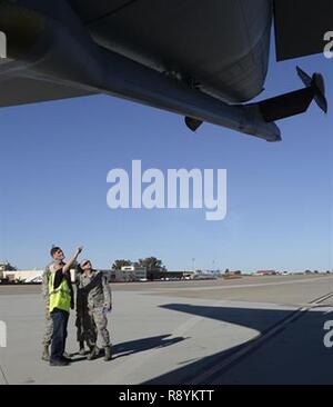 Steve Bentley, Front, einer Boeing Qualitätssicherung führen, zeigt 60 Air Mobility Wing Piloten die KC-46A Pegasus März 8, 2017, bei Travis Air Force Base, Calif. Travis im Januar als bevorzugter Ort für die Luftwaffe der neuesten Betankung von Flugzeugen ausgewählt wurde. Stockfoto