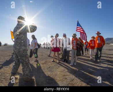 Die US-Armee Soldat reißt schnell ein Foto des pensionierten US-Army Oberst Ben Skardon, ein Überlebender des Bataan Tod März, wie er in der bataan Gedenkstätte Todesmarsch im White Sands Missile Range, N.M., 19. März 2017 geht. Stockfoto