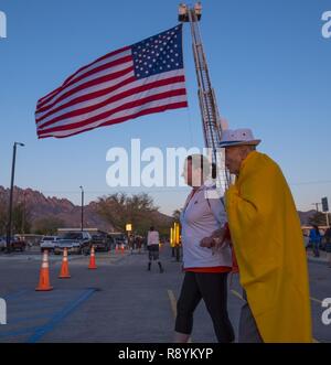 Donna Burdette Escorts pensionierter US Army Oberst Ben Skardon, 99, ein Überlebender des Bataan Death March, an den Start der 28. jährlichen Bataan Gedenkstätte Todesmarsch im White Sands Missile Range, N.M., 19. März 2017. Stockfoto