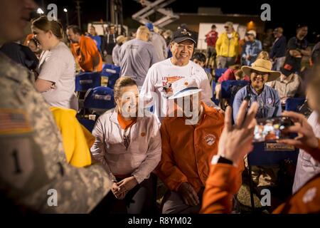 Pensionierte US-Army Oberst Ben Skardon, 99, ein Überlebender des Bataan Tod März, und sein Assistant, Donna Burdette, machen Sie Fotos mit Fans vor der Eröffnungsfeier der 28. jährlichen Bataan Gedenkstätte Todesmarsch im White Sands Missile Range, N.M., 19. März 2017. Stockfoto