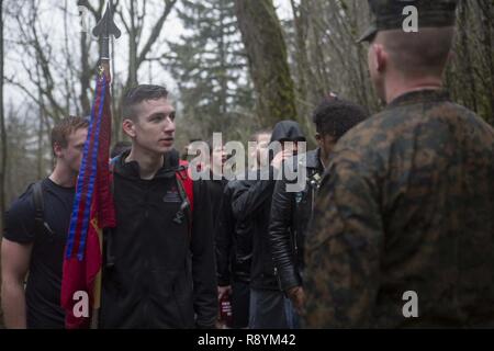 Staff Sgt. Michael Murray, Rekrutierung von SNCOIC Sub-Station Gresham, Gespräche mit poolees, bevor Sie begannen, ihre gehen Sie Angel's Wanderweg, Portland, 18. März 2017. Die poolees stieg um 1.450 Meter in die Höhe auf den Gipfel des Trail als Weg für die physischen Anforderungen der Marine Corps Recruit Training vorzubereiten. Stockfoto