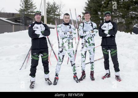 Von links, U.S. Army Sgt. 1. Klasse Jesse Downs, SPC. Troy Zorn, SPC. Josh McDougal und 1 Sgt. Daniel Westover, alle Mitglieder der Vermont National Guard Biathlon Team, posieren für ein Gruppenfoto nach dem Abschluss der Patrol Rennen am Lager Ethan Allen Training Website, Jericho, Vt, 9. März 2017. Über 120 Athleten aus 23 verschiedenen Staaten im Jahr 2017 Chief, National Guard Bureau Meisterschaften von März 5-9 teilgenommen. Stockfoto