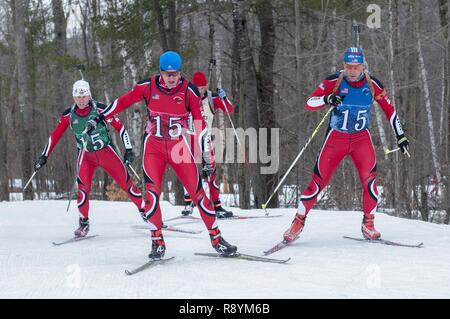 Von links: US-Armee Sgt. Maj. Shawn Blanke, Chief Warrant Officer 3 Eric Kreitzer, 1 Sgt. Gerald Robinson und Staff Sgt. Jeremy Teela, alle Mitglieder der Pennsylvania National Guard Biathlon Team, konkurrieren in der Patrol-Rennen im Camp Ethan Allen Training Website, Jericho, Vt, 9. März 2017. Über 120 Athleten aus 23 verschiedenen Staaten beteiligen sich an den 2017 Chief, National Guard Bureau Meisterschaften von März 5-9. Stockfoto