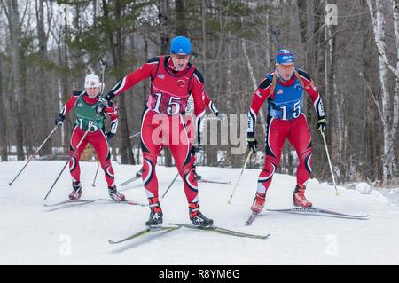 Von links: US-Armee Sgt. Maj. Shawn Blanke, Chief Warrant Officer 3 Eric Kreitzer, und die Mitarbeiter der Sgt. Jeremy Teela, alle Mitglieder der Pennsylvania National Guard Biathlon Team, konkurrieren in der Patrol-Rennen im Camp Ethan Allen Training Website, Jericho, Vt, 9. März 2017. Über 120 Athleten aus 23 verschiedenen Staaten beteiligen sich an den 2017 Chief, National Guard Bureau Meisterschaften von März 5-9. Stockfoto