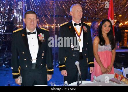 Generalmajor Mark Palzer, 79th Sustainment unterstützt den Befehl kommandierender General, Brig. General David Elwell, 311 Expeditionary Sustainment Command kommandierender General, und Judy Elwell Messestand während der Nation Hymne an ein Essen auf der United States Ship Iowa (BB-61), die Leitung letztes Schiff der Klasse der Vereinigten Staaten Schlachtschiffe,, 4. März im Hafen von Los Angeles in San Pedro. Stockfoto