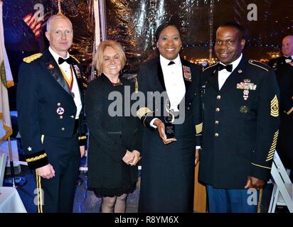Brig Gen. David Elwell, 311 Expeditionary Sustainment Command kommandierender General, Patricia Papst, Command Sgt. Maj. renita Duncan, ehemalige 311 ESC Chancengleichheit Advisor und Gewinner der Merlin G. Papst Jr. Award und Command Sgt. Maj. Grady Blau, 311 ESC command Sergeant Major, wurden in die Teilnahme an einem Essen auf der United States Ship Iowa (BB-61), die Leitung letztes Schiff der Klasse der Vereinigten Staaten Schlachtschiffe,, 4. März im Hafen von Los Angeles in San Pedro. Stockfoto
