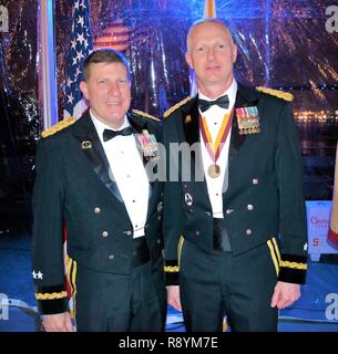 Brig Gen. David Elwell, 311 Expeditionary Sustainment Command kommandierender General, ein Esszimmer bewirtet Auf der United States Ship Iowa (BB-61), die Leitung letztes Schiff der Klasse der Vereinigten Staaten Schlachtschiffe,, 4. März im Hafen von Los Angeles in San Pedro, und Generalmajor Mark Palzer, 79th Sustainment unterstützt den Befehl kommandierender General, diente als Gastredner. Eine "Essen" ist eine traditionelle militärische Zeremoniell Abendessen, Kameradschaft und ein "Esprit de Corps" zu fördern. Stockfoto