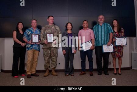 SCHOFIELD KASERNEN - Von links nach rechts: Sheryl Ferido, Community Services Manager, Island Palm Gemeinschaften links; Thomas Adams, Vice President und Regional Director von Property Management Island Palm Gemeinschaften; Kapitän Jed Warnock, Direktion der Rettungsdienste; Yanyan Huang, 25-ID; Jerry Pasamonte, 8 Theater Sustainment Command; Clyde Rockett, 8. TSC; und Melanie Streifel, 25-ID. Us-Armee Garrison-Hawaii wurde als National Award für seine hervorragende Teilnahme an der 33. jährlichen Nationalen Nacht heraus ausgewählt. Die diesjährige Kampagne mit mehr als 38 Millionen Nachbarn auf 16,00 Stockfoto