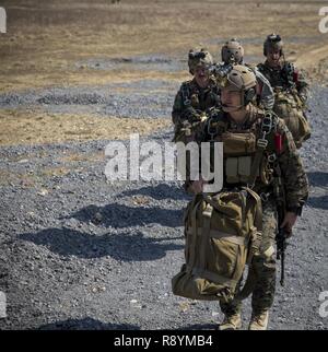 Sgt. Alexander Czub führt sein Team von Marines auf einen US-Army CH-47 Chinook bei Josari Drop Zone, der Republik Korea, 17. März 2017 als Teil der Korea Marine übung Programm 17-6. Das Ziel des KMEP ist zu erhöhen und die Interoperabilität der ROK und US Marine Corps verbessern Kräfte auf die taktische Ebene kombiniert warfighting Fähigkeiten aufzubauen. Czud, Phillips, Wisconsin Eingeborener, ist ein Teamleiter mit 3d-Reconnaissance Bataillon, 3rd Marine Division, III Marine Expeditionary Force. Stockfoto