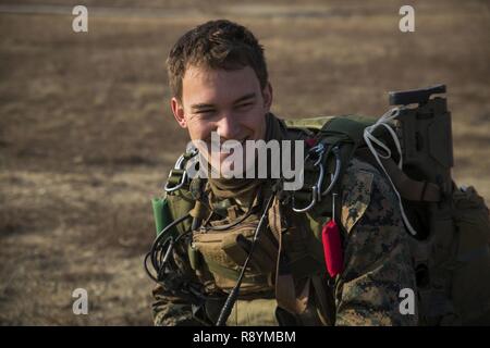 Sgt. Alexander Czub wartet auf einen US-Army CH-47 Chinook für Fallschirm Operationen mit der Republik Korea Marines zu Land, zu Josari Drop Zone, der Republik Korea, 17. März 2017, als Teil des Korea Marine übung Programm 17-6. KMEP Highlights kombiniert Engagement der beiden Länder, um die Verteidigung der ROK und unser gemeinsames Engagement für Frieden und Sicherheit in der Region. Czub, Phillips, Wisconsin Eingeborener, ist ein Teamleiter mit 3d-Reconnaissance Bataillon, 3rd Marine Division, III Marine Expeditionary Force. Stockfoto