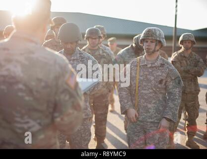 Us-Armee Soldaten des 310Th psychologische Operationen Unternehmen, 15 Psychologische Operationen Bataillon, Verhalten, Airborne Ausbildung für eine statische Zeile zu springen, auf Fort Gillem, Ga., 3. März 2017 vorzubereiten. Die fallschirmjäger springen Airborne Verpflichtungen zu erfüllen und gleichzeitig das Vertrauen und die Erfahrung, dass sie Mission fähig bleiben. Stockfoto