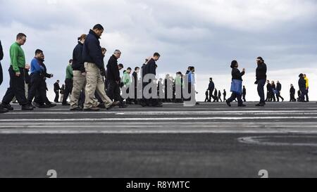 Atlantischer Ozean (18. März 2017) Segler vom Bug zum Heck während ein Fremdkörper Fremdkörper (FOD) walkdown auf dem Flugdeck der Flugzeugträger USS Dwight D. Eisenhower (CVN 69) (IKE). Ike ist derzeit Flugzeugträger Qualifikationen während der lebenserhaltung Phase des optimierten Flotte Notfallplan (OFRP). Stockfoto