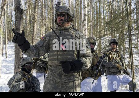 Armee 1. Lt Matthew Sneddon, ein Eingeborener von Fayetteville, N.C., auf das erste Bataillon zugeordnet, 501 Fallschirm Infanterie Regiment, 4 Infantry Brigade Combat Team (Airborne), 25 Infanterie Division, U.S. Army Alaska, gibt eine Reihe Sicherheit kurz vor der Durchführung live Fire Training am Infanteriezug Schlacht Kurs auf gemeinsamer Basis Elmendorf-Richardson, Alaska, 17. März 2017. Die Ausübung geschliffen Infanterie Fähigkeiten die Fallschirmjäger' wie Platoon Bewegung und Kommunikation, Hindernis gegen und die Erfassung objektiver durch Angriff und Manöver. Stockfoto