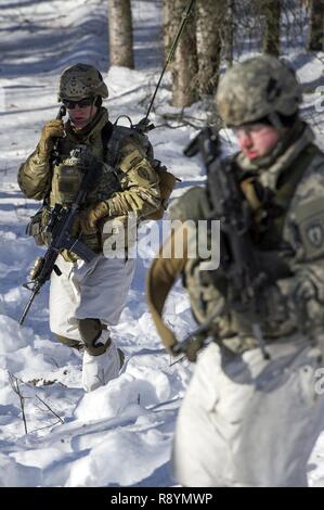 Armee 1. Lt Alexander Teynor, Links, ein Eingeborener von Missoula, Mont., die Apache Unternehmen, 1.BATAILLON, 501 Fallschirm Infanterie Regiment, 4 Infantry Brigade Combat Team (Airborne), 25 Infanterie Division, U.S. Army Alaska zugewiesen, führt sein platoon beim Leiten der live-Fire Training am Infanteriezug Schlacht Kurs auf gemeinsamer Basis Elmendorf-Richardson, Alaska, 17. März 2017. Die Ausübung geschliffen Infanterie Fähigkeiten die Fallschirmjäger' wie Platoon Bewegung und Kommunikation, Hindernis gegen und die Erfassung objektiver durch Angriff und Manöver. Stockfoto