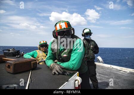 Atlantischer Ozean (18. März 2017) Segler Standby für den Start von Flugzeugen auf dem Flugdeck der Flugzeugträger USS Dwight D. Eisenhower (CVN 69) (IKE). Ike ist derzeit Flugzeugträger Qualifikationen während der lebenserhaltung Phase des optimierten Flotte Notfallplan (OFRP). Stockfoto