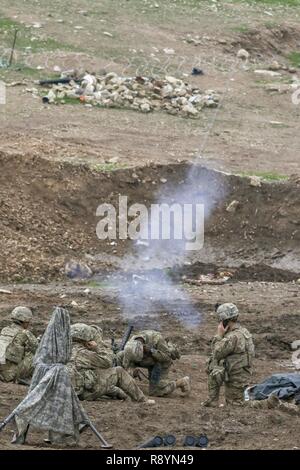 Us-Armee mortarmen, zur Unterstützung von Combined Joint Task Force-Operation inhärenten Lösen bereitgestellt und an 2nd Brigade Combat Team zugewiesen, 82nd Airborne Division, Feuer Mörtel zur Unterstützung der irakischen Armee 9. Division in der Nähe von Al Tarab, Irak, während die offensive West Mossul von ISIS, 18. März 2017 zu befreien. Die 2 BCT, 82nd Abn. Div., ermöglicht ihre irakischen Sicherheitskräfte Partnern durch das beraten und unterstützen die Mission, die die Planung, Erfassung und Analyse von Intelligenz, Kraft und Präzision Brände die militärische Niederlage der ISIS zu erreichen. CJTF-OIR ist die globale Koalition zu besiegen Stockfoto