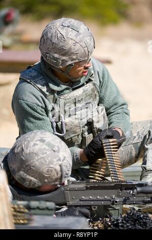 Senior Airman Norman Mosby-Hauer hält einen Riemen mit Runden von 7,62 mm Munition für die M-240 B mittel Maschinengewehr durch Airman 1st Class William Young März 9, 2017 abgefeuert wurde, im Bereich 7 am Joint Base Mc Guire-Dix - Lakehurst, N.J. Beide Mosby-Hauer und Junge sind Response Force Mitglieder der Sicherheitskräfte 436th Squadron, Dover Air Force Base, Del., zugeordnet, die JB MDL bereiste die M-240 B für vierteljährliche Schulungen für Feuer. Stockfoto