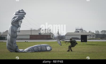 Ein U.S. Air Force Commando aus der 321 Spezielle Taktiken Squadron erholt sich sein Fallschirm nach Durchführung einer militärischen freier Fall aus einem MC-130J Commando II März 17, 2017, über RAF Mildenhall, England. Flieger von der 352 d Special Operations Wing ausgeübt, den Vorgang von MC-130J und CV-22 Osprey aircraft Flugzeugbesatzungen und spezielle Taktiken Flieger die Möglichkeit, das Verfahren in einer kontrollierten Umgebung zu üben zu ermöglichen. Stockfoto