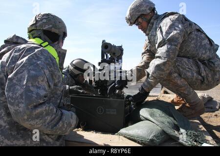 U.S. Army Reserve Pfc. Apela Solofa, B., 301 Military Intelligence Battalion, der militärische Geheimdienst Bereitschaft Befehl, reinigt bis verbrachte MK-19 automatische Granatwerfer Munition nach Boden Qualifizierung im Betrieb Cold Steel am Fort McCoy, Wis., 19. März 2017. Betrieb Cold Steel ist der US-Armee finden Crew - Serviert Waffen Qualifizierung und Validierung Übung, um zu gewährleisten, dass America's Army Reserve Einheiten und Soldaten ausgebildet sind und bereit, auf kurze bereitstellen - Bekanntmachung und Bekämpfung - bereit und tödlichen Feuerkraft zur Unterstützung der Armee und unsere gemeinsamen Partner überall in der bringen wird Stockfoto