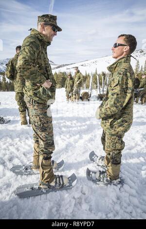 Us Marine Corps Generalmajor Daniel O'Donohue (links), 1st Marine Division kommandierender General, spricht mit Cpl. Christoph Endres (rechts), Assault breacher vehicle Operator, Mobilität Angriff Unternehmen, 1 Combat Engineer Battalion (CEB), 1st Marine Division, während Berg Training Übung (MTX) 2-17 im Marine Corps Mountain warfare Training Center, Bridgeport, Calif., Jan. 16, 2017. 1. CEB abgeschlossen Der abschlussübung von MTX 2-17, einem Dreiteiligen Zyklus, bestehend aus Lawine Einleitung, Eis durchbrechen, Hindernis Einlagerung und Baum mit Sprengstoff schneiden. Stockfoto