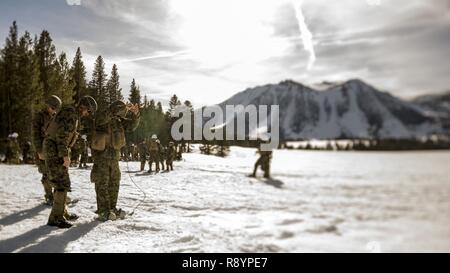 Us Marine Corps Cpl. Charles Murdock IV, administrative Spezialist, Sitz und Service Unternehmen, 1 Combat Engineer Battalion (CEB), 1st Marine Division, crimpkontakte einer strahlkabine Kappe während Berg Training Übung (MTX) 2-17 im Marine Corps Mountain warfare Training Center, Bridgeport, Calif., Jan. 17, 2017. 1. CEB abgeschlossen Der abschlussübung von MTX 2-17, einem Dreiteiligen Zyklus, bestehend aus Lawine Einleitung, Eis durchbrechen, Hindernis Einlagerung und Baum mit Sprengstoff schneiden. Stockfoto