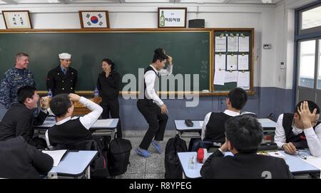 BUSAN, Republik Korea (17. März 2017) ein Student aus Daeyeon High School für Jungen zeigt aus seinen Tanz bewegt sich Segler aus der Nimitz-Klasse Flugzeugträger USS Carl Vinson (CVN 70) und der Republik Korea Segler während einer Gemeinschaft übertreffen. Wayne E.Meyer ist in regelmäßigen Western Pacific Bereitstellung mit der Carl Vinson Carrier Strike Group als Teil der US-Pazifikflotte-Initiative US-Flotte 3. Befehls- und Steuerfunktionen in die Indo-Asia zu verlängern - Pazifik Region. Us Navy Flugzeugträger Streik Gruppen haben routinemäßig die Indo-Asia - Pazifik mehr als patrouillierten Stockfoto