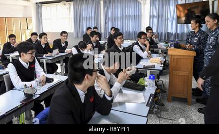 BUSAN, Republik Korea (17. März 2017) Segler aus der Arleigh-Burke-Klasse geführte Anti-raketen-Zerstörer USS Wayne E.Meyer (DDG108) beantworten die Fragen von Studenten der Daeyeon High School für Jungen während einer Gemeinschaft übertreffen. Wayne E.Meyer ist in regelmäßigen Western Pacific Bereitstellung mit der Carl Vinson Carrier Strike Group als Teil der US-Pazifikflotte-Initiative US-Flotte 3. Befehls- und Steuerfunktionen in die Indo-Asia zu verlängern - Pazifik Region. Us Navy Flugzeugträger Streik Gruppen haben routinemäßig die Indo-Asia - Pazifik seit mehr als 70 Jahren patrouillierte. Stockfoto