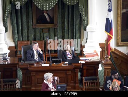 Texas Leutnant. Dan Patrick (links) von Houston und Senat Personal, Sitzen während der Lesung von Texas Senat Resolution 242 zu Ehren des Doolittle Räuber des II. Weltkriegs, in Austin, Texas, 6. März 2017. SR 242 wurde von der Sen. Donna Campbell, M.D., Vorsitzender der Texas Senat Ausschusses für Veteran Angelegenheiten und Sicherheit verfasst. Stockfoto