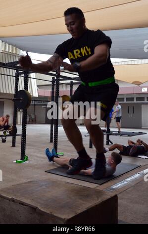 Sgt. Theodore Doogan, combat Medic zum 325. Brigade Support Bataillon zugeordnet, 3. Brigade Combat Team, 25 Infanterie Division, führt die Box springt seine körperliche Fitness in Martinez Turnhalle am Schofield Kasernen, Hawaii zu testen, am 14. März 2017. Doogan war einer von 25 Soldaten vom 3 BCT die Teilnahme an einem einwöchigen Advanced Physical Training zu verbessern und PT an ihrem Haus Einheiten verbessern. Stockfoto