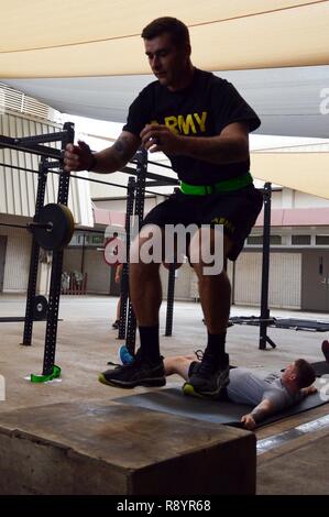 Staff Sgt. Troy Dingley, eine Waffen truppführer an 2nd Battalion zugewiesen, 27 Infanterie Regiment, 3. Brigade Combat Team, 25 Infanterie Division, führt die Box springt seine körperliche Fitness in Martinez Turnhalle am Schofield Kasernen, Hawaii zu testen, am 14. März 2017. Dingley war einer von 25 Soldaten vom 3 BCT die Teilnahme an einem einwöchigen Advanced Physical Training zu verbessern und PT an ihrem Haus Einheiten verbessern. Stockfoto