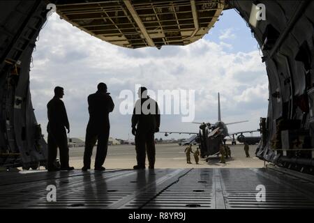 Us-Flieger mit der 22 Airlift Squadron warten, wie US-Soldaten mit dem dritten Bataillon, 501 Regiment, Combat Aviation Brigade, 1. Panzerdivision bereiten ein U.S. Army UH-60 Black Hawk auf eine US Air Force C-5 M Super Galaxy März 14, 2017 belastet, bei Incirlik, Türkei. Die Soldaten sind wieder in Fort Bliss, Texas, nach Abschluss eines 9-monatigen Einsatz Unterstützung Betrieb Atlantic lösen. Stockfoto