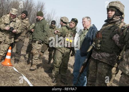 Us-Senator Jim Inhofe, R - Okla., informierte über eine Live-Fire Training übung von einem ukrainischen Combat Training Center Officer bei seinem Besuch in der yavoriv Combat Training Center auf dem internationalen Friedens und der Sicherheit, in der Nähe der Yavoriv, der Ukraine, der am 17. März. Stockfoto