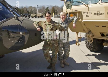 Pfc. Meghan Aube (links) und Staff Sgt. Kathleen Braithwaite stand mit der militärischen Ausrüstung, die Sie auf einer täglichen Grundlage erhalten. Sie sind zwei der wenigen weiblichen Mechanik im Kentucky National Guard. Stockfoto