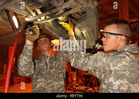 Oklahoma Army National Guard Pvt. Adam J. Savard und Pvt. Dakota S. Bohl arbeiten die Halbwelle auf einem M1097A2 Humvee, die während einer Inspektion Dienst zu entfernen, 14. März 2017 TACOM Fleet Management Expansion, taktische, in Fort Benning, Georgia. Die Soldaten, die radfahrzeug Mechanik sind mit der 3666Th Support Wartung Unternehmen, sind am Fort Benning Durchführung Ihrer 15-tägigen jährliche Schulung. (Oklahoma Army National Guard Stockfoto