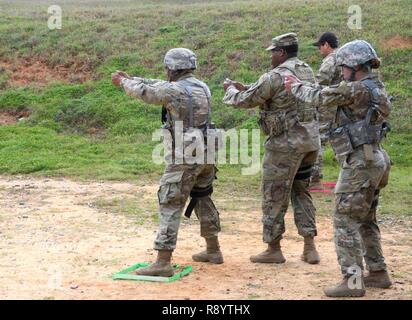 Drei Mitglieder des 2nd Battalion, 60th Infantry Regiment team von Active Duty drill Sergeants von Fort Jackson, S.C. simulieren Ihre Aktionen, bevor sie in die kombinierte Waffen multi konkurrieren - Waffe (Gewehr und Pistole) Gleiches an Krilling Bereich am Fort Benning am 18. März 2017 während der US-Armee Kleinwaffen Meisterschaft" Alle Armee." Die Mitglieder des Teams sind Kapitän Heather Bilicki, Staff Sgt. Davyon Burroughs, und Staff Sgt. Jeremy Douglas. Stockfoto