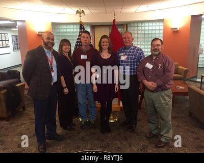 Mitglieder der Tennessee Silber Jacken Team gemeinsam an der Nationalen Hochwasserrisikomanagement Workshop stellen in St. Louis, Mo, 24.02.27 - 3. März 2017 statt. Der Workshop die ressortübergreifende flood Risk Management Team in den gesamten Vereinigten Staaten vereinheitlicht. Teilnehmer Hochwasserrisikomanagement Erfolgsgeschichten aus dem ganzen Land, während gleichzeitig das interagency Fähigkeit zu liefern integrierte und adaptive Ansätze. Die Tennessee in der Werkstatt sind von links nach rechts Richard Flut Stockfoto