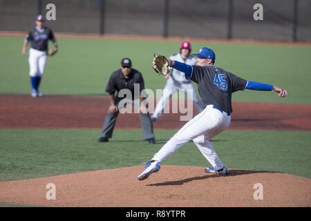 Jake Gilbert, ein College-student, wirft eine Steigung wie die US Air Force Academy Falken besiegt Fresno Zustand 14-5 für Ihre erste Mountain West Conference an der Akademie Falcon Feld in Colorado Springs, Colo., 17. März 2017 zu gewinnen. Stockfoto