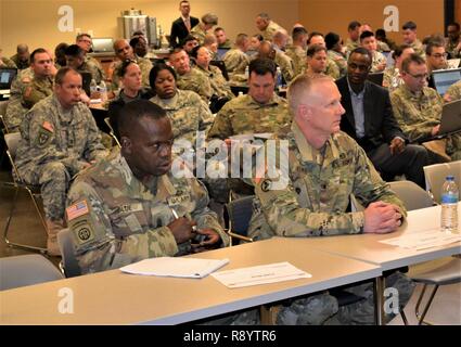Brig. Gen. David E. Elwell, 311 Expeditionary Sustainment Command kommandierenden General und Command Sgt. Maj. Grady Blau, 311 ESC command Sergeant Major, leitete eine Befehl - große Bereitschaft, Training im Los Alamitos Joint Forces Training Base März 1-4. Effektives Training ist die oberste Priorität der Armee in Friedenszeiten und Training Management ist der Prozess, durch Armee Führer verwendet Ausbildung Anforderungen zu identifizieren und dann planen, Ressource, Ausführen und Evaluieren. Stockfoto