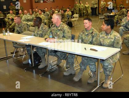 Oberst Laurence Linton, 311 Expeditionary Sustainment Command Stabschef, Command Sgt. Maj. Grady Blau, 311 ESC command Sergeant Major, Brig. Gen. David E. Elwell, 311 ESC kommandierender General, Oberst Vince Reis, 653Rd regionale Unterstützung Kommandeur, Oberst Toni A. Glover, 650Th RSG Commander, Schriftsatz von ihrem Befehl Mannschaften nehmen während eines Befehls-weiten Readiness Training im Los Alamitos Joint Forces Training Base März 1-4. Stockfoto