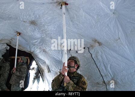 Soldaten aus der Zentrale und die Konzernzentrale, 301 Manöver Verbesserung Brigade, Zusammenbauen einer einsetzbaren schnelle Montage Schutz (DRASH) am Joint Base Lewis-McChord, Washington, 11. März 2017. Soldaten der 301. Manöver Verbesserung der Feuerwehr ging durch eine Reihe von Manöver- und Mobilität übungen Bereitstellungsbereitschaft zu gewährleisten und die Fähigkeit der Brigade auf Befehl und Kontrolle in einem taktischen zeigen. Stockfoto