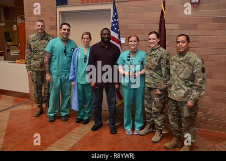 Brig. Gen. Jeffrey Johnson, Brooke Army Medical Center kommandierender General, präsentiert die Mitglieder von 3 W für medizinische Telemetrie Brooke Armee's Medical Center Ward der erste Platz Preis am 17. März für das Gewinnen der Patientensicherheit Spießrutenlauf Wettbewerb. Stockfoto