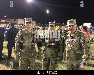 Von links: Staff Sgt. Johannes Reich, Sgt. 1. Klasse Garrett Phillips, und Sgt. 1. Klasse Raymond Mallett, Beobachter, Trainer/Ausbilder auf die 1 Bataillon zugeordnet, 362 Air Defense Artillery Regiment, warten auf den Beginn des 28. jährlichen Bataan Gedenkstätte Todesmarsch im White Sands Missile Range, N.M., März 19, 2017. Sie nahmen an der Bataan Gedenkstätte Todesmarsch im militärischen Licht Kategorie. Stockfoto