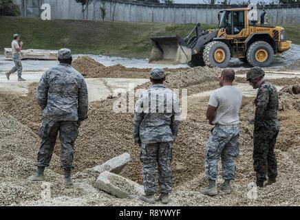 Us Air Force Staff Sgt. Ihr Chue, Flieger Brandon Mclendon und Senior Airman Justin Hewitt, 18 Bauingenieur Gruppe Pflaster Wartung und schwere Ausrüstung Betreiber nachweisen Verfahren für Flugplatz Schäden an der Munition Lagerbereich von Kadena Air Base, Japan, 3. März 2017. Die Übung fand im März 2-3, so dass Mitglieder der Air Force, Navy und Marine Corps, ihre Fähigkeiten zu zeigen. Stockfoto