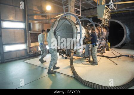 Us Air Force Piloten auf das 18 Komponente Maintenance Squadron eine Abdeckung über die Aufnahme eines Motor März 10, 2017 zugewiesen, bei Kadena Air Base, Japan. Die Vorderseite des Motors ist in ein feines Gitter vor, die geprüft werden. Die Masche ist so konzipiert, dass Fremdkörper und Schmutz aus der potenziell schädlichen die empfindlichen Komponenten während der gesamten Prüfung zu verhindern. Stockfoto