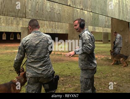 Us Air Force Staff Sgt. Tommy Duncan, rechts, 19 Sicherheitskräfte Squadron K 9 Trainer, berät US Air Force Staff Sgt. Jake Craig, 19 SFS K9handler, während Geschützfeuer Ausbildung März 16, 2017, at Little Rock Air Force Base, Arche Duncan ist verantwortlich für die Verwaltung Ausbildung für Hund Teams der Einheit. Stockfoto